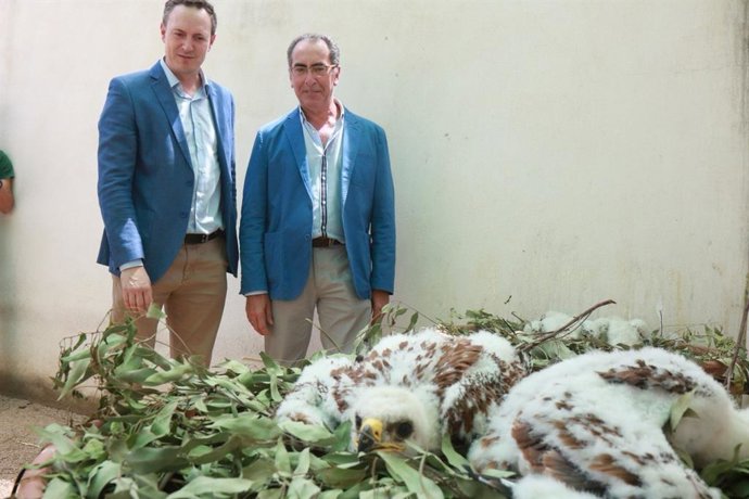 Juan Ramón Pérez y Antonio Álvarez con la cría de aguila imperial ibérica.