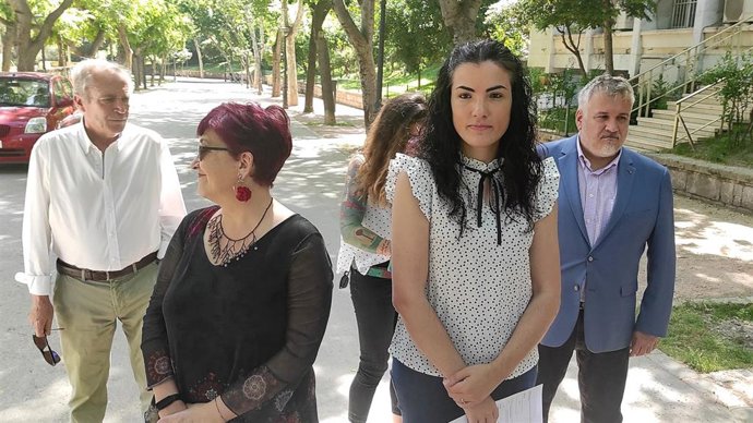 Carmen Barranco (d), junto a otros miembros de Por Andalucía.