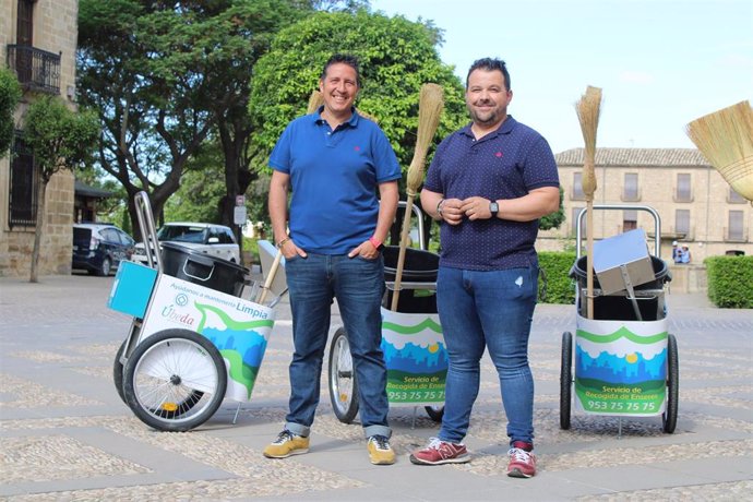 Los concejales Francisco de la Blanca y Jerónimo García en la presentación de los nuevos carros de limpieza viaria