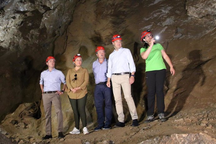 El presidente de la Junta de Andalucía, Juanma Moreno, visita la geoda de Pulpí, a 23 de mayo de 2022 en Almería (Andalucía, España)