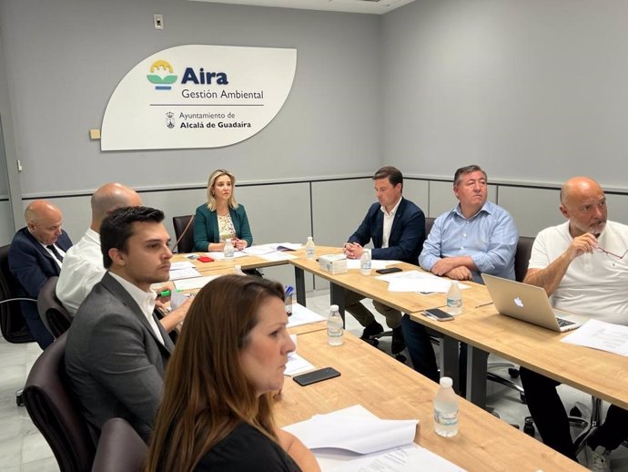 Consejo de Administración presidido por la alcaldesa de Alcalá, Ana Isabel Jiménez, en el que se aprobado la entrada en funcionamiento de la nueva empresa municipal de limpieza.
