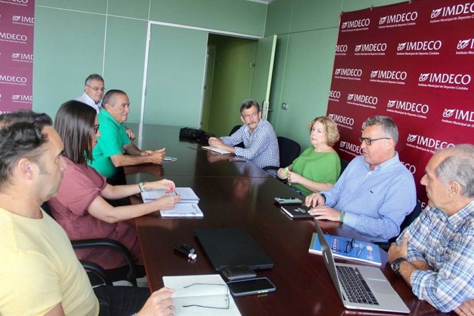 Reunión entre el Imdeco, vecinos y el colectivo de deporte adaptado.