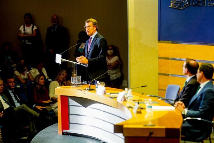 El presidente del PP, Alberto Núñez Feijóo , en su intervención con un encuentro con empresarios andaluces a 18 de mayo del 2022 en Sevilla (Andalucía, España) (Foto de archivo).