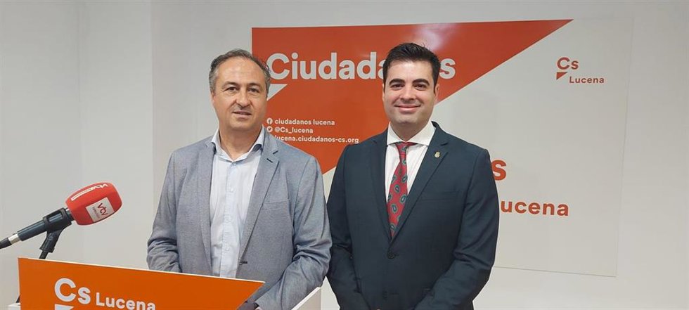 Pimentel y Lopez en la sede de Cs en Lucena.