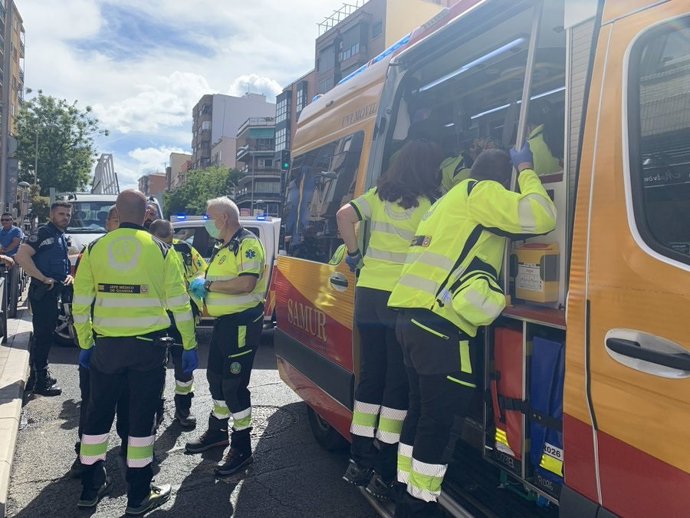 Samur-PC atiende a un trabajador herido por el corte de un cristal.