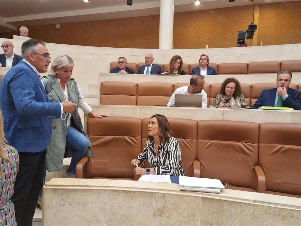 El consejero de Sanidad, Raúl Pesquera, junto a la consejera Paula Fernández y a varios diputados en el Parlamento regional