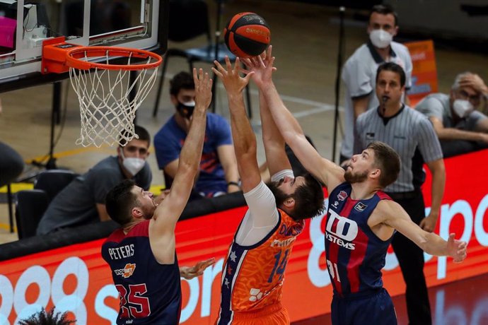 Archivo - Bojan Dubljevic pelea por un rebote con Giedraitis y Peters durante el Valencia Basket-Baskonia del Playoff de la Liga Endesa 2020-2021