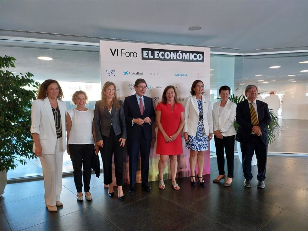 La presidenta del Govern, Francina Armengol, junto a la ministra de Industria, Comercio y Turismo, Reyes Maroto, otros representantes institucionales y empresarios, en el VI Foro del Económico.