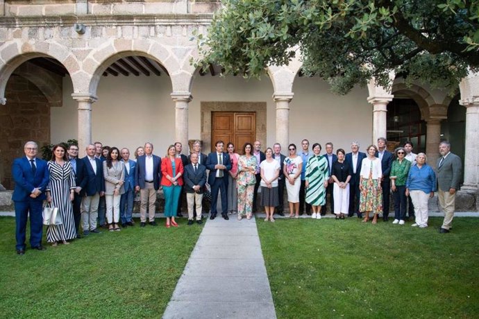 El presidente de la Junta de Extremadura recibe a los embajadores de países miembros de la Unión Europea