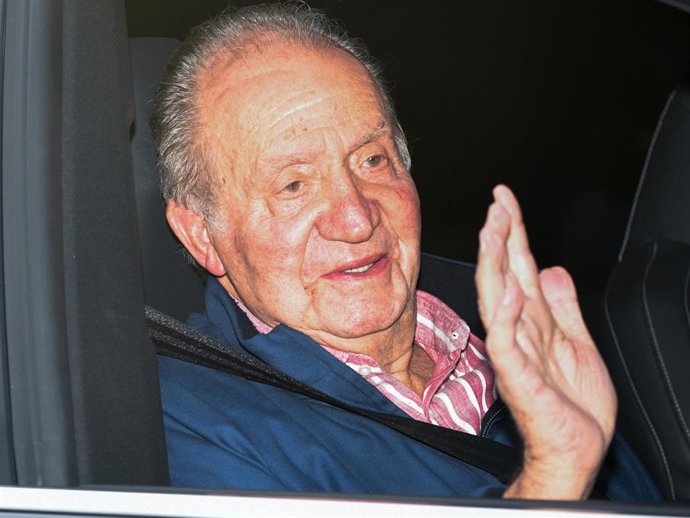 EL REY JUAN CARLOS SALE DE ZARZUELA CAMINO AL AEROPUERTO DE MADRID