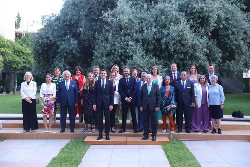 El delegado del Gobierno, el periodista Roberto Leal y el presidente de la Diputación, en el centro de la imagen, con el resto de galardonados con medallas de oro por el Día de la Provincia.