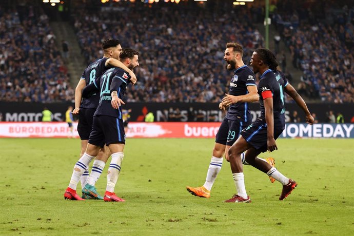 23 May 2022, Hamburg: Hertha's Marvin Plattenhardt (2nd L) celebrates with his teammates after scoring their side's second goal during the German Bundesliga Relegation Play Offs Leg 2 soccer match between Hamburger SV and Hertha BSC at Volksparkstadion.