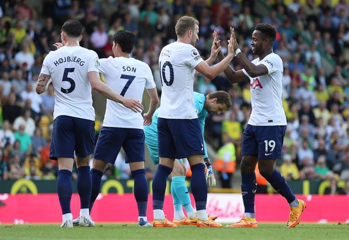 Los jugadores del Tottenham celebran un gol en la Premier League 2021-2022
