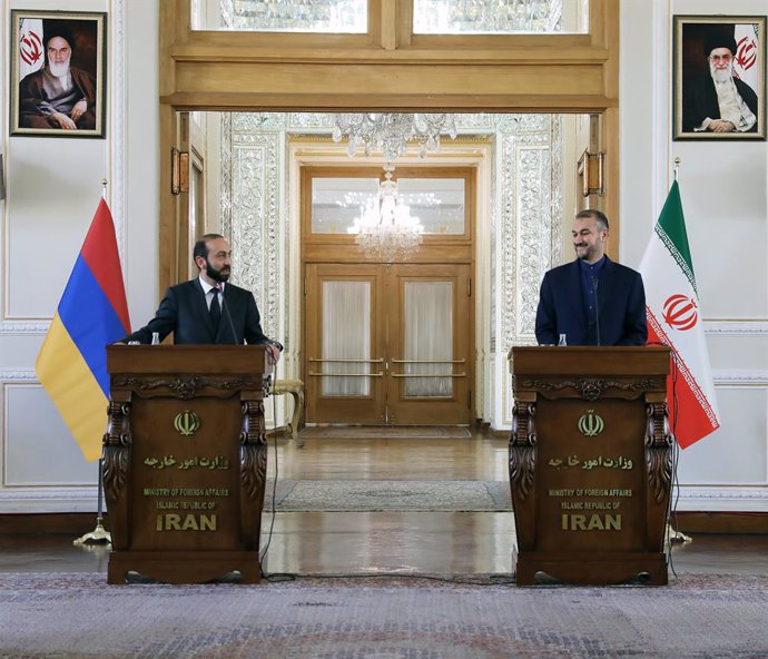 El ministro de Exteriores armenio, Ararat Mirzoyan, con su homólogo iraní, Hosein Amirabdolahian
