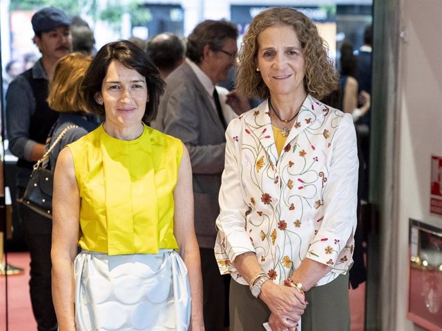 La directora de cine Ángeles González Sinde y la Infanta Elena a su llegada al preestreno de la película ‘El comensal’