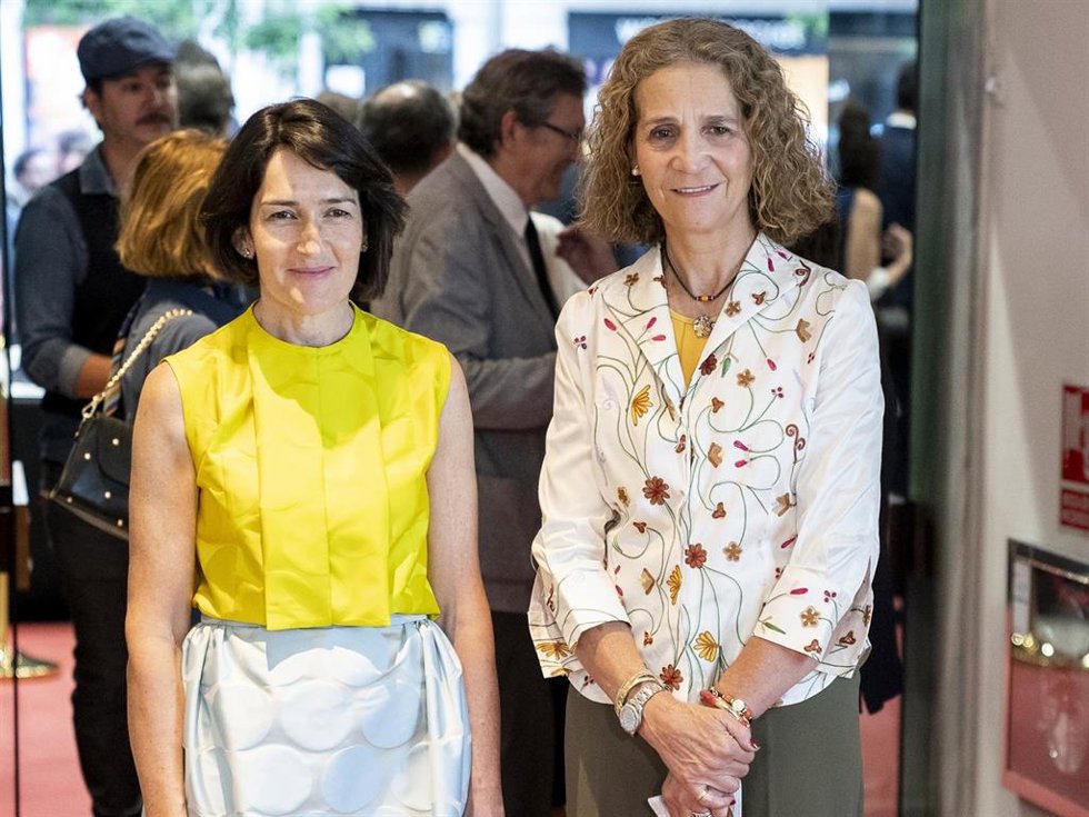 La directora de cine Ángeles González Sinde y la Infanta Elena a su llegada al preestreno de la película El comensal
