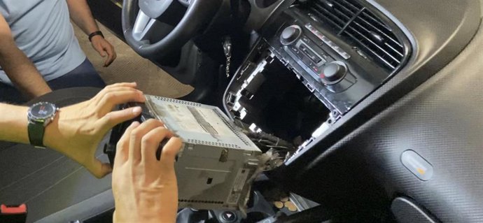 Tres Detenidos Por Llevar Medio Kilo De Cocaína Oculto En El Salpicadero De Su Coche