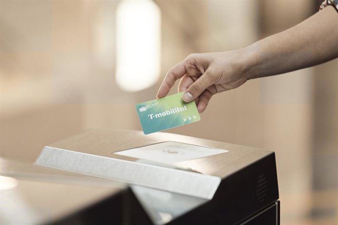 Archivo - Un usuario usa la T-Mobilitat