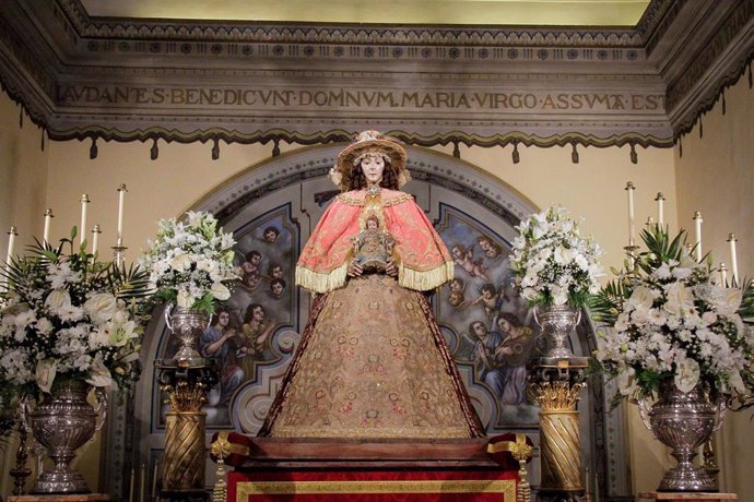 La Virgen del Rocío ya viste de Pastora para su traslado este domingo.