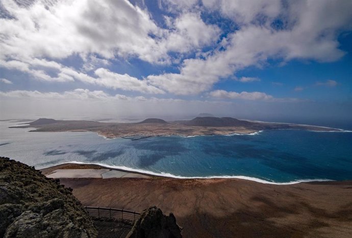 Archivo - Isla de La Graciosa, vista desde Lanzarote