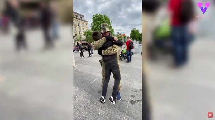 Un niño ucraniano se reencuentra con su padre militar tras la guerra