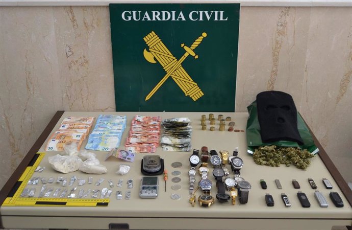 Efectos intervenidos por la Guardia Civil en Alhaurín el Grande