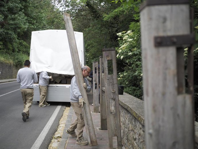 Trabajadores de la carpintería Hermanos Aldaz Remiro comienzan la colocación del vallado de los Sanfermines de 2022 en Pamplona tras dos años de suspensión por la pandemia de Covid-19.