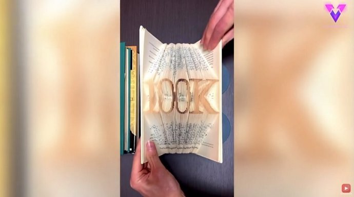 Este artista hace arte doblando las páginas de los libros y creando figuras que sobresalen