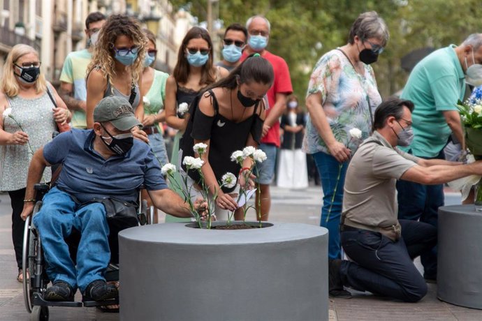 Archivo - Varias personas depositan flores en el aniversario de los atentados del 17 de agosto de 2017, en el Memorial de La Rambla, a 17 de agosto de 2021, en Barcelona, Cataluña, (España). Durante el acto, organizado por el Ayuntamiento de Barcelona, 