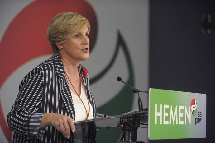 Archivo - La presidenta del PNV en Vizcaya, Itxaso Atutxa, ofrece declaraciones a los medios de comunicación en Sabin Etxea, sede del Partido Nacionalista Vasco, donde sus afiliados hacen el seguimiento de los resultados de las elecciones.  