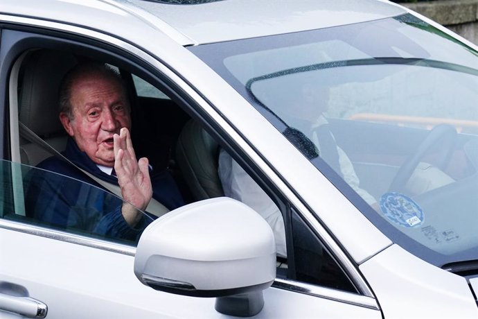 El Rey Emérito Juan Carlos I saluda desde un vehículo a su salida de la casa de Sanxenxo camino de Madrid, a 23 de mayo de 2022, en Sanxenxo, Pontevedra, Galicia (España). El Rey emérito viajó hasta Sanxenxo el pasado 20 de mayo donde ha participado en 