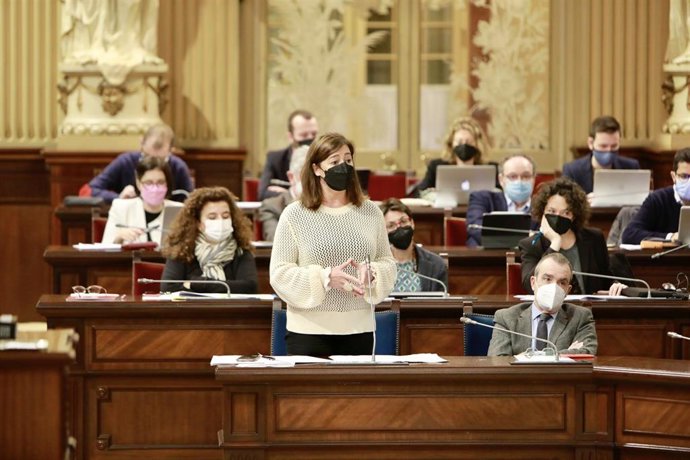 Archivo - La presidenta del Govern balear, Francina Armengol, durante una intervención en el pleno del Parlament.