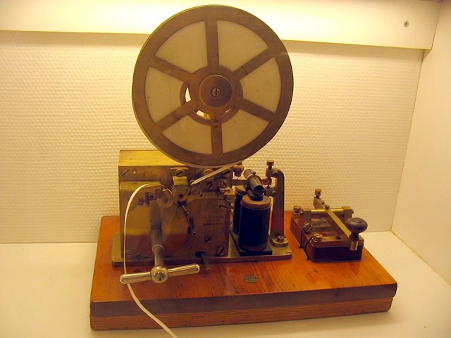  Telégrafo utilizado para transmisiones en código morse