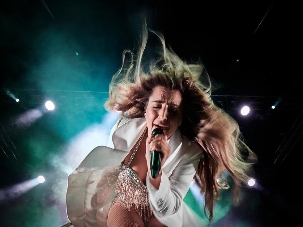 Archivo - La cantante Lola Índigo durante un concierto en el pabellón Navarra Arena de Pamplona.