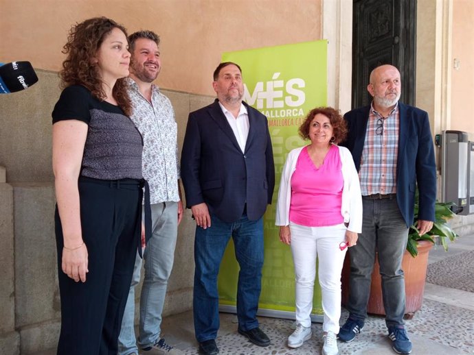 El presidente de ERC, Oriol Junqueras, junto a representantes de MÉS per Mallorca, en Palma.