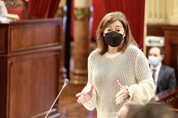 Archivo - La presidenta del Govern balear, Francina Armengol, durante una intervención en el pleno del Parlament.