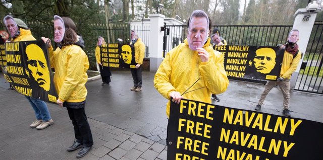 Archivo - Protesta en favor de Alexei Navalni ante la embajada de  Rusia en Bruselas