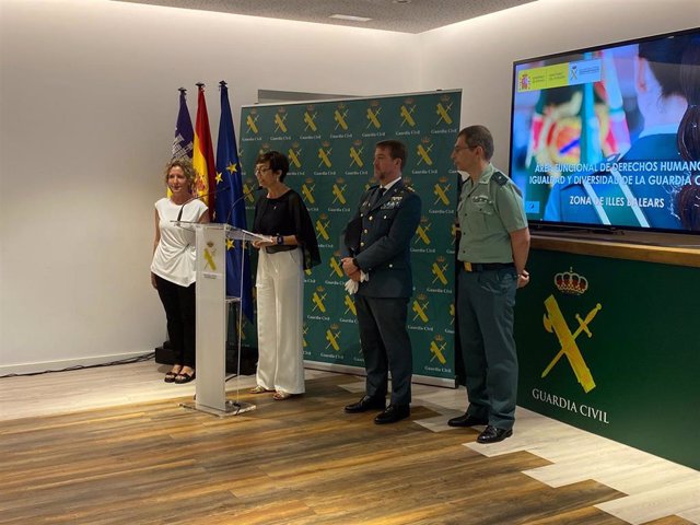 La directora general de la Guardia Civil, Maria Gámez, y la delegada del Gobierno en Baleares, Aina Calvo.