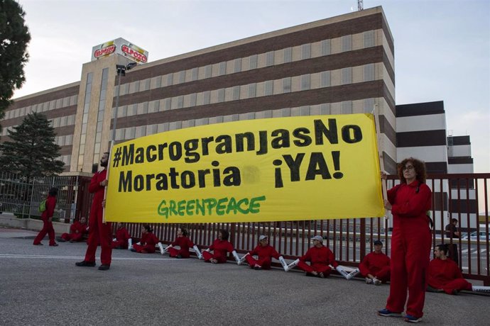 Activistas de Greenpeace bloquean la entrada a la sede central de El Pozo en Alhama de Murcia