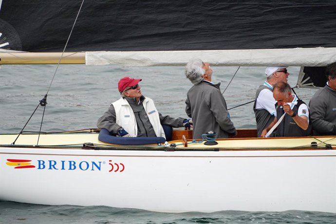 El Rey emérito Juan Carlos (i) a bordo del Bribón en la clausura de la 3 Regata del IV Circuito Copa de España 2022 de la clase 6 Metros a 22 de mayo de 2022, en Sanxenxo, Pontevedra, Galicia (España). El Rey emérito ha participado durante el fin de se