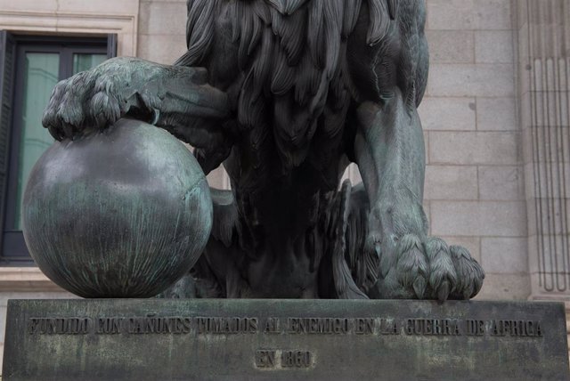 Archivo - Detalle de una estatua de un león en la entrada del Congreso de los Diputados durante el estado de alarma decretado por el coronavirus, en Madrid (España), a 16 de marzo de 2020.