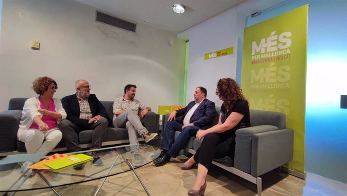 El presidente de ERC, Oriol Junqueras, junto a representantes de MÉS per Mallorca, en Palma.