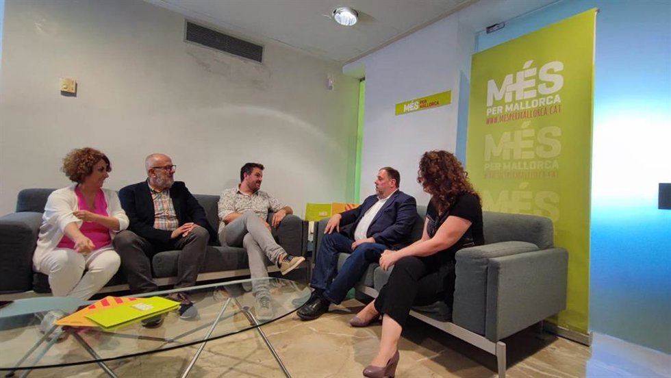 El presidente de ERC, Oriol Junqueras, junto a representantes de MÉS per Mallorca, en Palma.