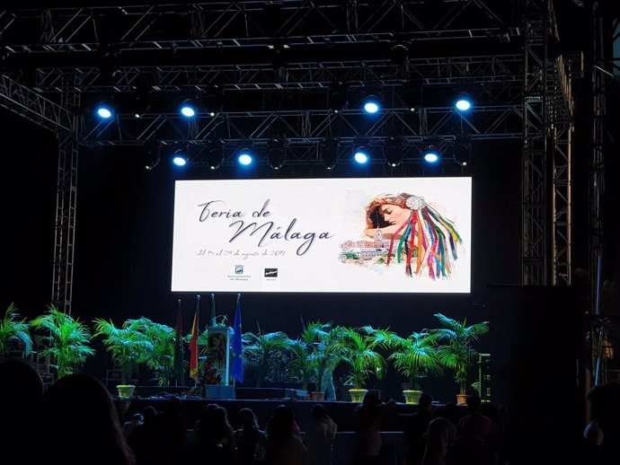 Imagen de archivo del escenario de la noche del pregón de la Feria de Málaga de 2019 con el cartel anunciador de ese año, antes de la pandemia de la COVID-19 que ha evitado su celebración en los años 2020 y 2021.