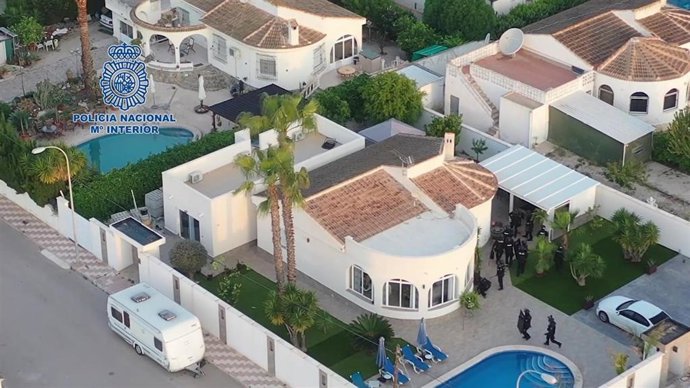 Imagen de los agentes durante el registro de una casa