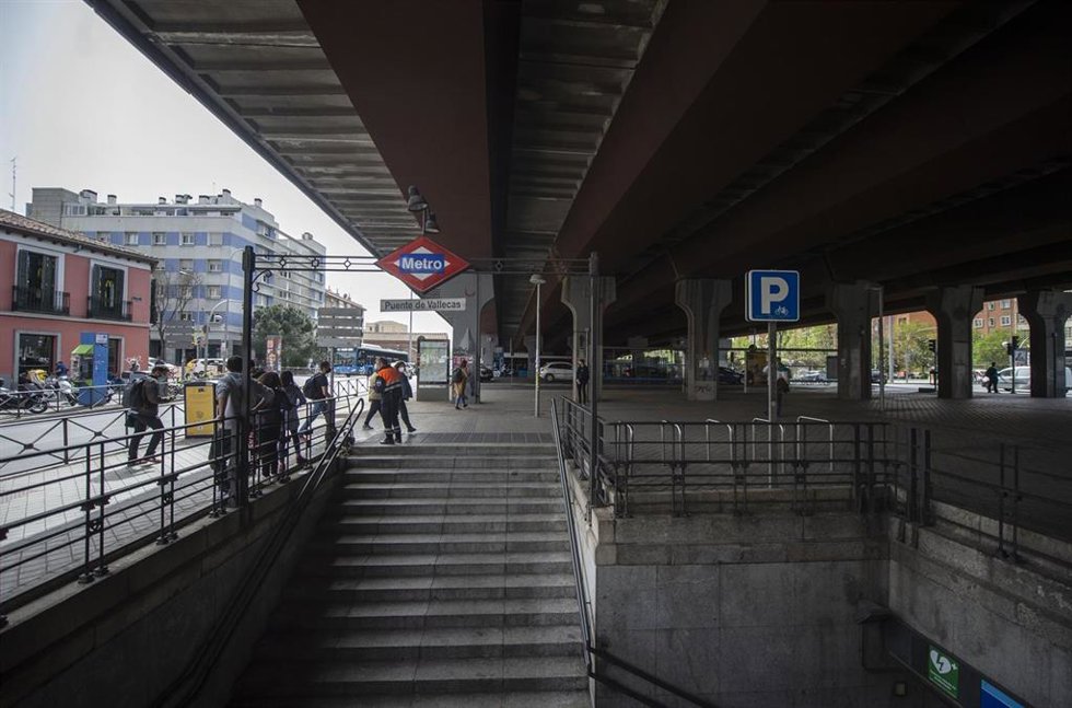 Archivo - Varias personas caminan bajo el conocido como 'Scalextric' de la M-30, en Puente de Vallecas 
