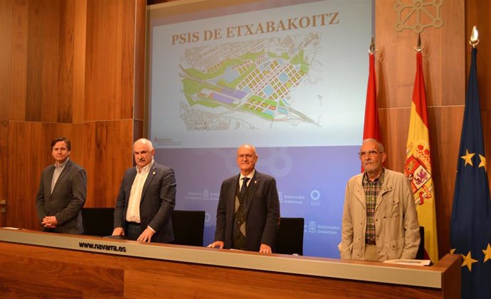 I-D, el director general de Obras Públicas e Infraestructuras, Pedro López; el vicepresidente segundo, José M Aierdi; el consejero de Cohesión Territorial, Bernardo Ciriza, y el coordinador del PSIS de Etxabakoitz, Juan López.