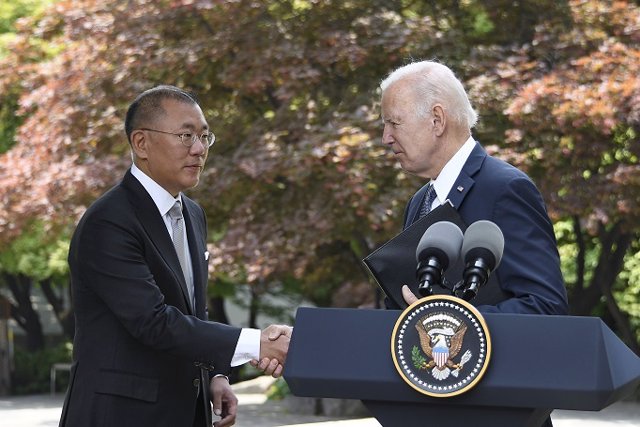 Euisun Chung, presidente ejecutivo de Hyundai Motor Group, con el presidente de Estados Unidos, Joe Biden