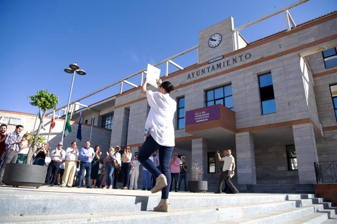 Macarena Olona, ante el Ayuntamiento de Salobreña, este martes