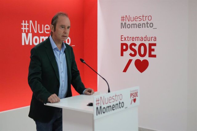 El secretario de Memoria Democrática del PSOE de Extremadura, Fernando Ayala, presenta en rueda de prensa las Jornadas de Memoria Democrática